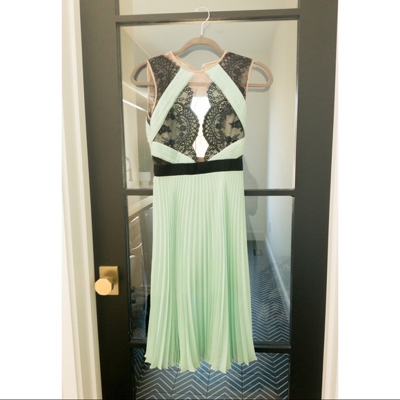 BCBG MaxAzria Green size 0 Lace Dress - Picture 3 of 5